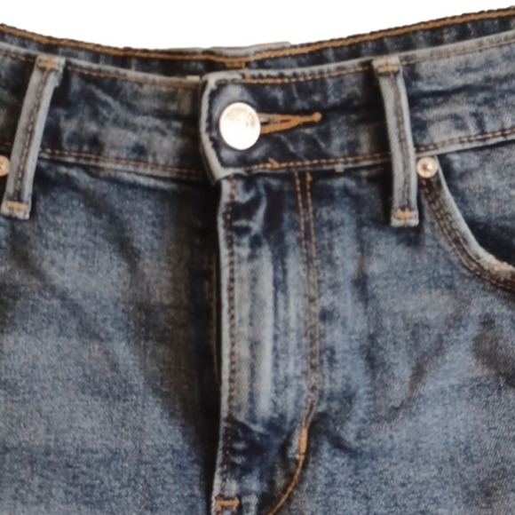 Levis  Mom's shorts from Levis Denizen.  Size 7 (28).Slightly distressed. - Picture 2 of 11